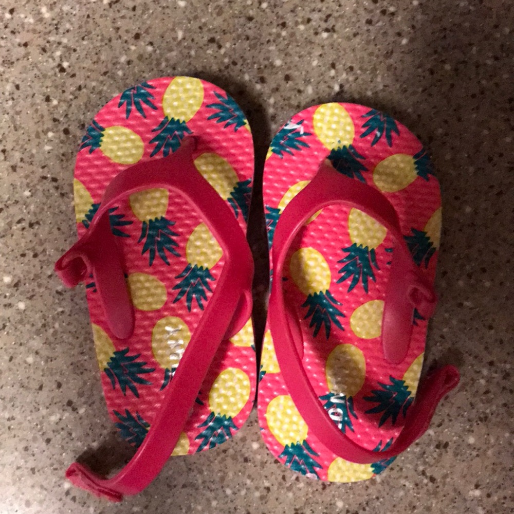 Old navy flip flops girls size 5